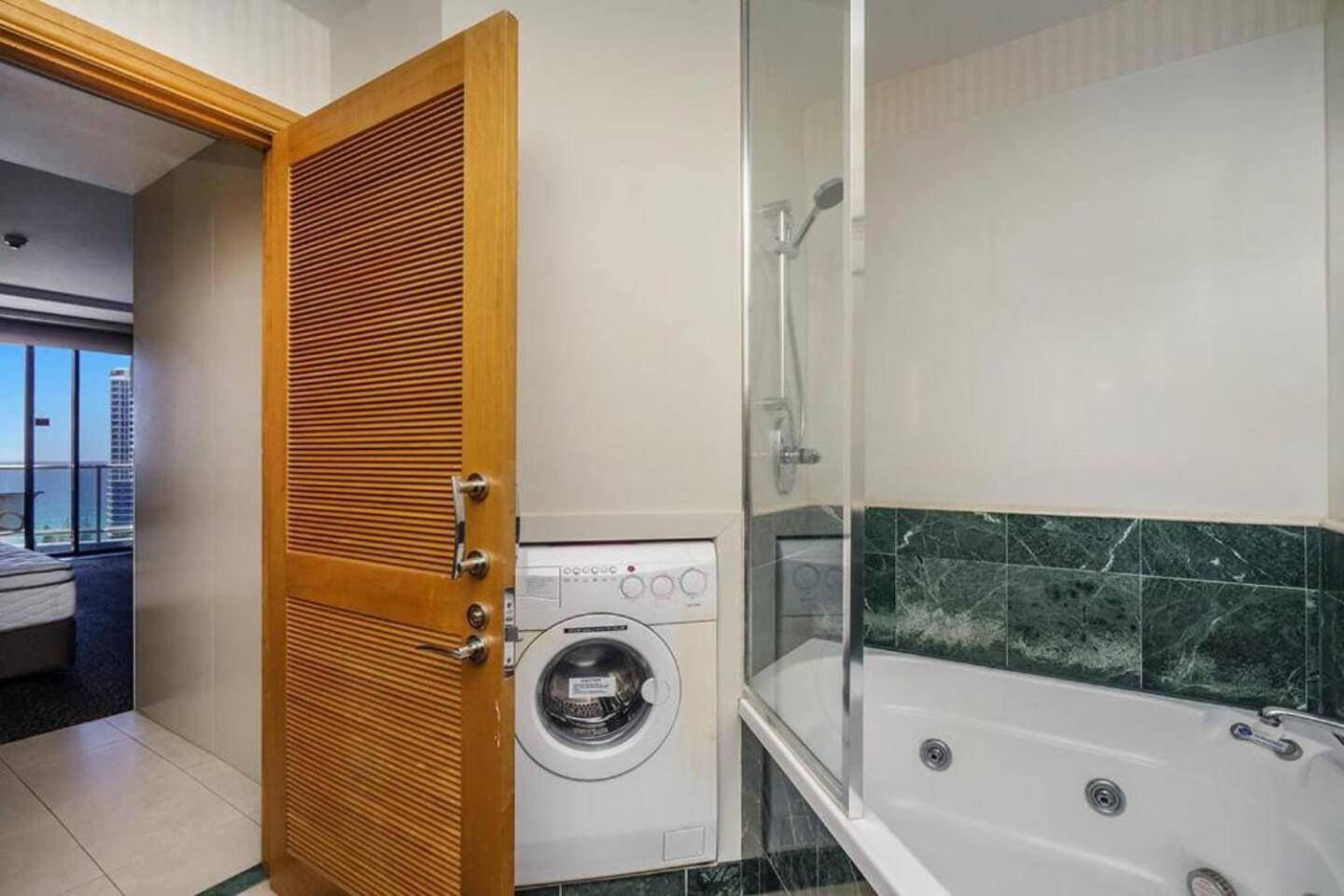 Deluxe Private Apartment And Studio - Ocean Views Gold Coast Kültér fotó
